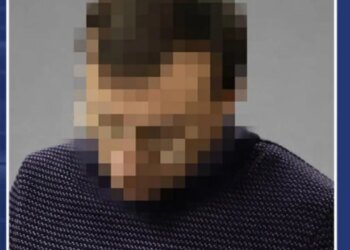 Громко слушал русскую музыку во дворе, а после замечания достал пистолет: бывшему судье сообщили о подозрении