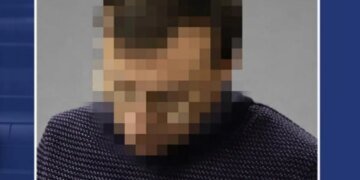 Громко слушал русскую музыку во дворе, а после замечания достал пистолет: бывшему судье сообщили о подозрении