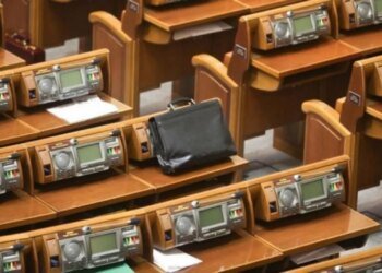 Политический триллер в Раде: нардепы ушли на каникулы, оставив Минобороны без руководителя