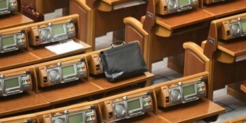 Политический триллер в Раде: нардепы ушли на каникулы, оставив Минобороны без руководителя