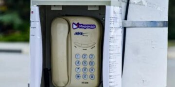 Крым без света и связи пересаживают на проводные телефоны