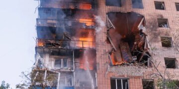 В Краматорске в результате ракетного удара разрушена часть девятиэтажного дома. ФОТО