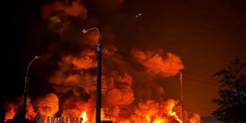 У Сумах внаслідок атаки російських дронів постраждали шестеро людей, виникла пожежа в "Епіцентрі"