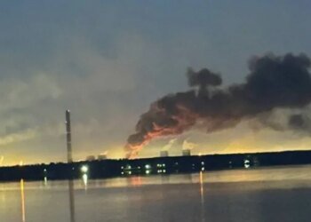 В Липецке вспыхнул пожар возле ТЭЦ, под Петербургом загорелся склад