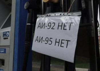 «Полная катастрофа»: украинские удары по НПЗ привели к дефициту топлива в армии РФ
