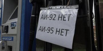 «Полная катастрофа»: украинские удары по НПЗ привели к дефициту топлива в армии РФ