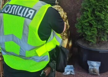 В Днепровском районе Киева нашли забытую куртку с гранатами