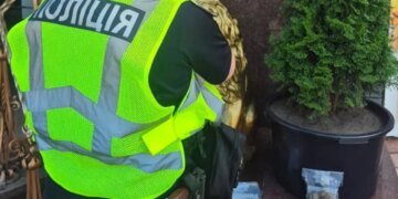 В Днепровском районе Киева нашли забытую куртку с гранатами