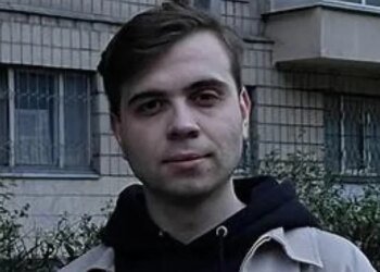 В Киеве полиция со спецэффектами и наручниками задержала журналиста-расследователя коррупции