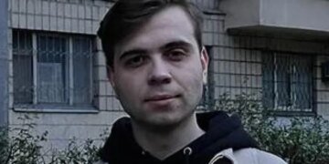 В Киеве полиция со спецэффектами и наручниками задержала журналиста-расследователя коррупции