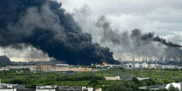 Дроны подвергли Московскую область массированной атаке: вблизи столицы России зафиксированы падения дронов и пожар