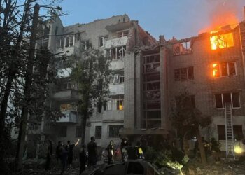 Ракетный удар по Львову: повреждены два многоэтажных дома, вспыхнули пожары, шесть человек пострадали