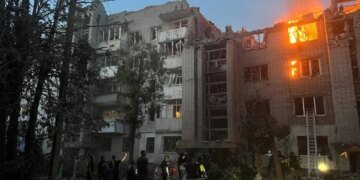 Ракетный удар по Львову: повреждены два многоэтажных дома, вспыхнули пожары, шесть человек пострадали