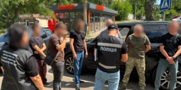 Вимагав 500 літрів дизпалива за зняття з розшуку – на Одещині затримали працівника ТЦК