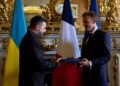 Зеленский вручил Макрону орден Свободы после переговоров во Франции