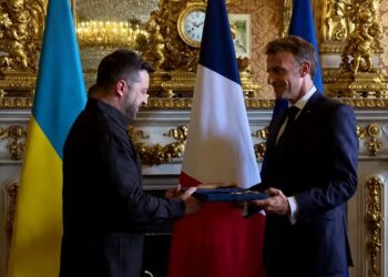 Зеленский вручил Макрону орден Свободы после переговоров во Франции