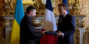 Зеленский вручил Макрону орден Свободы после переговоров во Франции