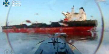 СБУ атаковала у Ялты танкер РФ: авиация не смогла остановить Sea Baby
