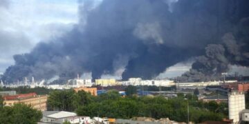 FT: удары по НПЗ вызвали в России худший топливный кризис за десятилетия
