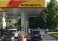 Цены на бензин в РФ бьют новые рекорды: очереди на АЗС охватили почти всю страну