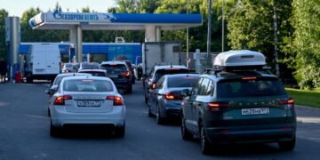 Воспитательный час на заправке. В РФ учителей “мобилизовали” успокаивать в очередях водителей