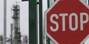 ЕС впервые наказал санкциями НПЗ Грузии за переработку российской нефти