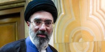 Раненый после атаки США лидер Ирана не явился даже на похороны отца