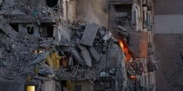 У Києві зростає кількість загиблих: рятувальники працюють другу добу без зупинки