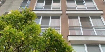 Небезпечна розвага ледь не закінчилася трагедією: на Київщині пакет із водою впав на дитячий візок