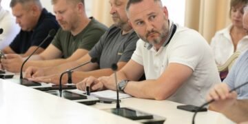 Продукти, вода та павербанки: у Києві посилюють резерви перед зимою