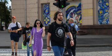 Пешеход еще не ступил на “зебру”: обязан ли водитель остановиться