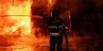 Палаючі поверхи та знищені автівки: нічна атака рф залишила нові руйнування у Києві