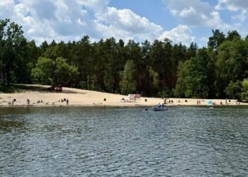Сотні людей біля води, але сезон не відкритий: що приховують пляжі Києва