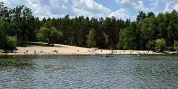 Сотні людей біля води, але сезон не відкритий: що приховують пляжі Києва