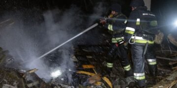В Кривом Роге пожары и разрушения после обстрела РФ