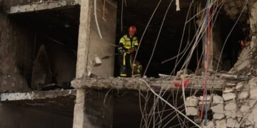 В Киеве под завалами обстрелянного дома может находиться еще 10 человек