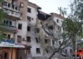 Российские КАБы разрушили два этажа пятиэтажки в Запорожье, есть погибшие