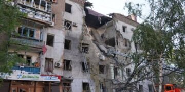 Российские КАБы разрушили два этажа пятиэтажки в Запорожье, есть погибшие