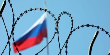 Новые санкции ЕС уже парализуют переводы денег из России за границу, – СМИ