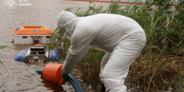 Токсична водойма в Києві: що знайшли рятувальники -водолази, – ФОТО