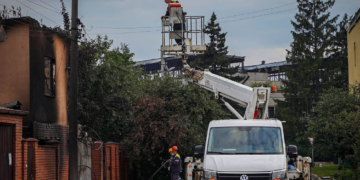 Дві тисячі вибитих вікон: на Київщині цілодобово триває розбір завалів, – ФОТО