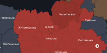 Полум’я і вибухи над Києвом: у двох районах горять уламки ракет