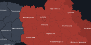 Вогняні спалахи в темряві: в кількох районах Києва горять уламки ракет
