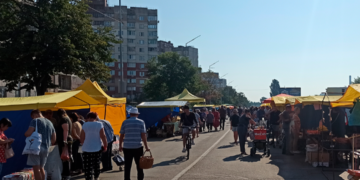 Десятки вулиць Києва частково перекрили: перелік адрес