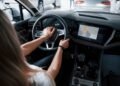 Можно ли сигналить медленно едущему впереди водителю: что позволяют ПДД
