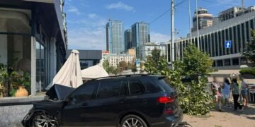 Літня тераса стала місцем ДТП: у Києві зіткнулися два BMW