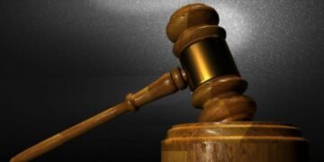 Замах на суддю у Києві: нападниця цілилася в шию просто в кабінеті