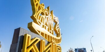 Київ атакований балістичними ракетами, в Оболонському районі займання нежитлового приміщення