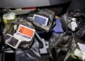 Деньги во втулке от туалетной бумаги: жену таможенника-взяточника задержали при получении средств. ВИДЕО