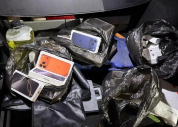 Деньги во втулке от туалетной бумаги: жену таможенника-взяточника задержали при получении средств. ВИДЕО